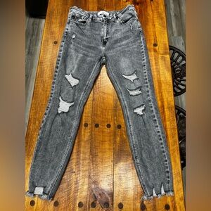 KanCan Charcoal Distressed Ankle Jeans

Size: 11/29

Cut # 40452